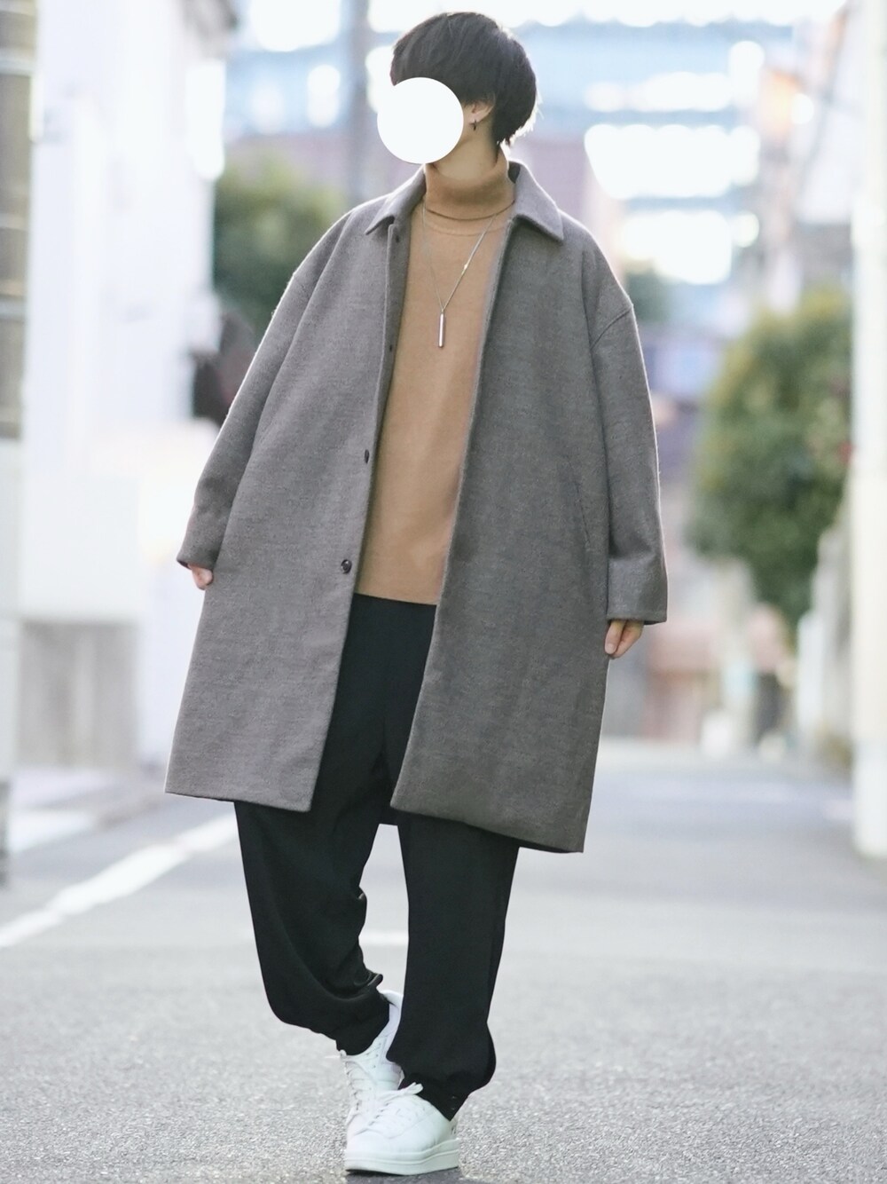 「冬コーデ、大人カジュアル、オーバーサイズ、ステンカラーコート、ワイドパンツ、カフスイージーパンツ、シンプル、スニーカーコーデ」｜「DOOPZのDOOPZ ルーズスリーブバルカラーコート　11/19 12:00 再販決定（その他アウター、ベージュ系）」を使った、とっしーさん（メンズ・184cm）の冬コーディネートの1枚目の写真