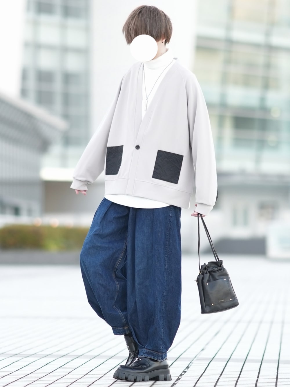 「休日スタイル、冬コーデ、シンプルスタイル、カーディガン、大人コーデ、ゆるコーデ、タートルネック、デニムパンツ、ローファー、ワイドパンツ」｜「DOOPZのキルトポケットカーディガン（カーディガン/ボレロ、グレー系）」を使った、とっしーさん（メンズ・184cm）の冬コーディネートの1枚目の写真
