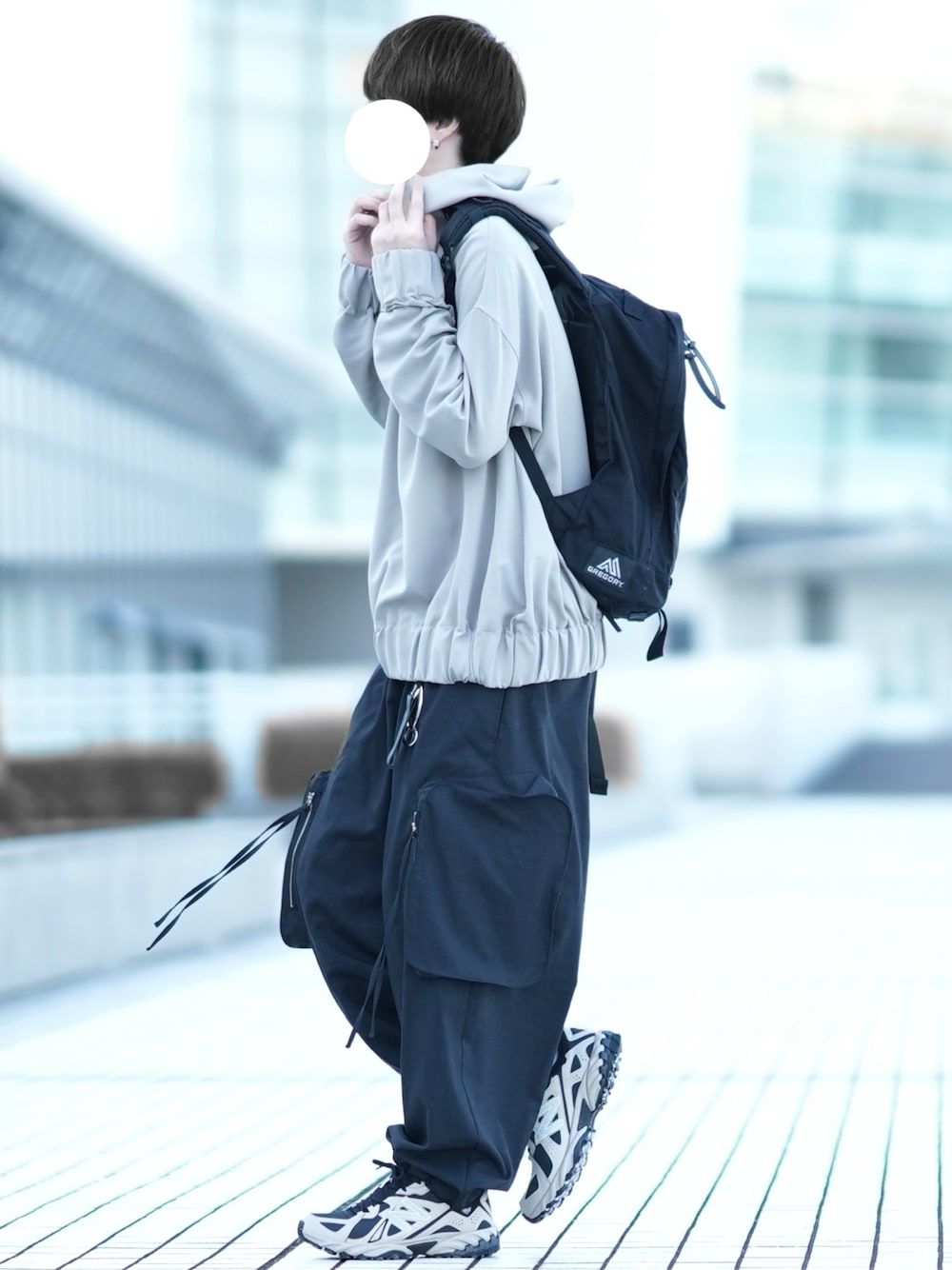 「大人カジュアル、メンズファッション、今日のコーデ、パーカー、カーゴパンツ、パラシュートパンツ、ゆるコーデ」｜「DOOPZのGather Drape Hoodie - ギャザードレープフーディー（パーカー、グレー系）」を使った、とっしーさん（メンズ・184cm）の冬コーディネートの1枚目の写真