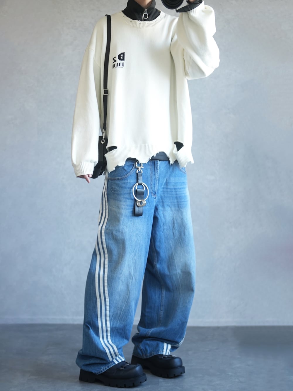 「今日のコーデ、白ニット、ハーフジップ、ダメージニット、ワイドデニム、トラックデニム、ラインパンツ、adidas、DOOPZ、春服コーデ、お出かけコーデ」｜「DOOPZのLogo Damage Knit - ロゴダメージニット（ニット/セーター、ホワイト系）」を使った、とっしーさん（メンズ・184cm）の春コーディネートの1枚目の写真