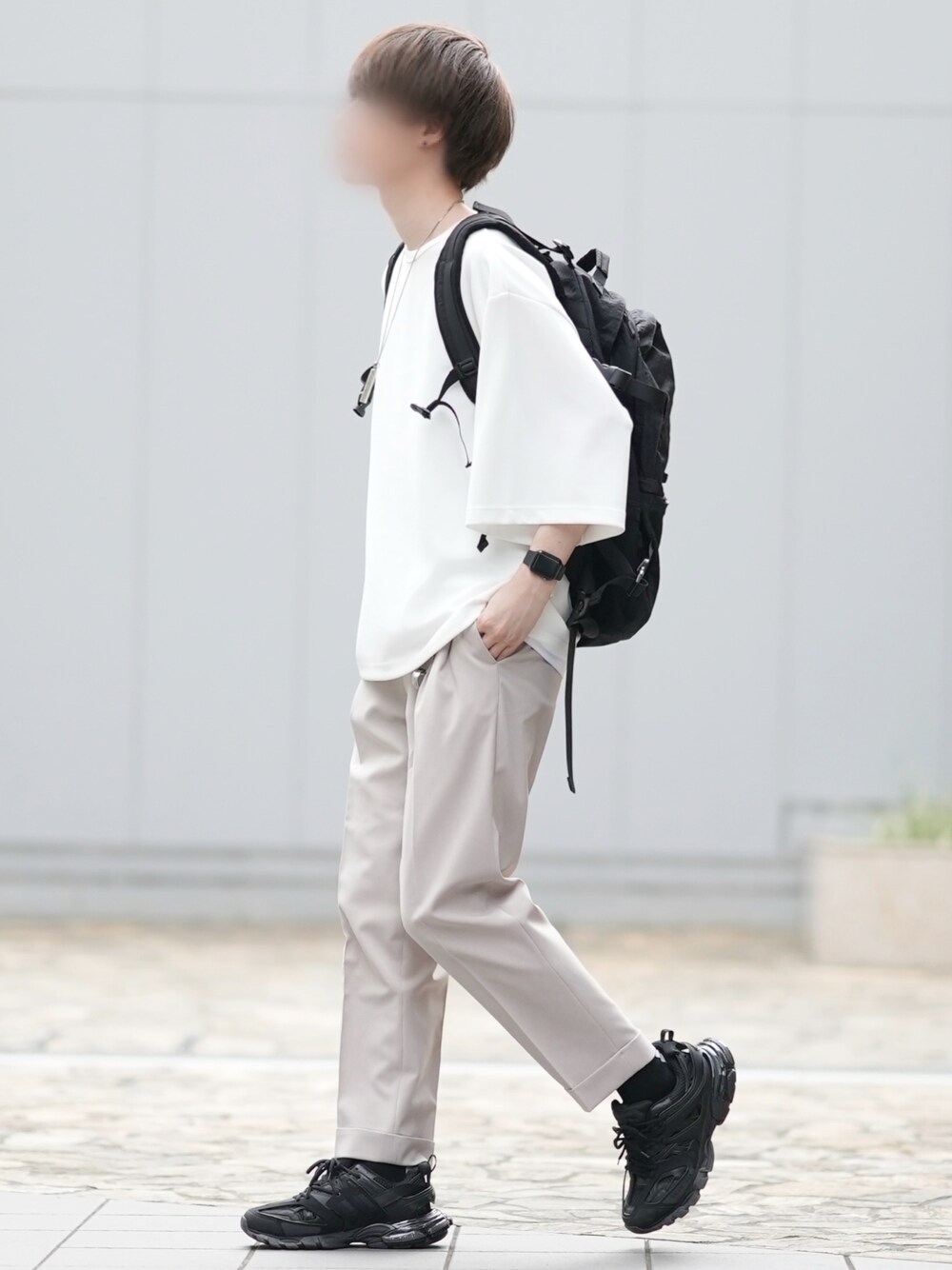 「大人カジュアル、夏、大人コーデ、白Tシャツ、ベージュ、バックパック」｜「DOOPZのDOOPZ ポンチルーズスリーブカットソー（Tシャツ/カットソー、ホワイト系）」を使った、とっしーさん（メンズ・184cm）の春コーディネートの1枚目の写真