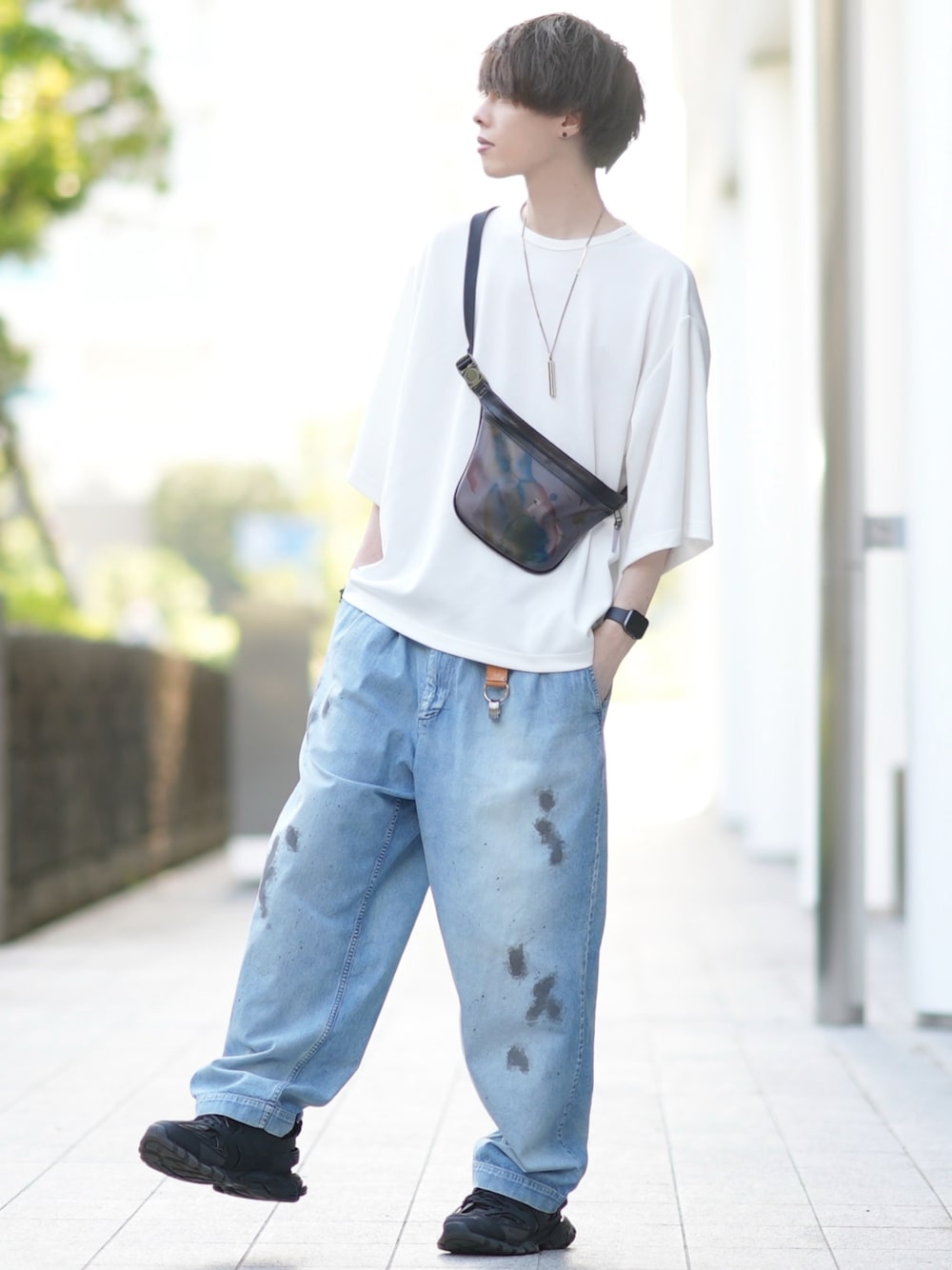 「春夏コーデ、シンプル、オーバーサイズ、白Tシャツ、夏コーデ、ラフコーデ、ゆるコーデ、シルバーアクセサリー、ペイントデニム、ワイドデニム」｜「DOOPZのDOOPZ ポンチルーズスリーブカットソー（Tシャツ/カットソー、ホワイト系）」を使った、とっしーさん（メンズ・184cm）の春コーディネートの1枚目の写真