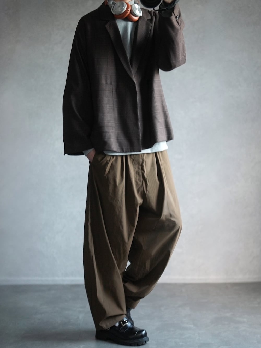 「ブラウン、秋冬コーデ、チェック柄、キレイめ、ジャケット、お出かけコーデ、秋っぽコーデ更新中、outfit、ゆるコーデ、ローファー、GUコーデ」｜「DOOPZのClassic Check Double Jacket - クラシックチェックダブルジャケット（テーラードジャケット、ブラウン系）」を使った、とっしーさん（メンズ・184cm）の秋コーディネートの1枚目の写真