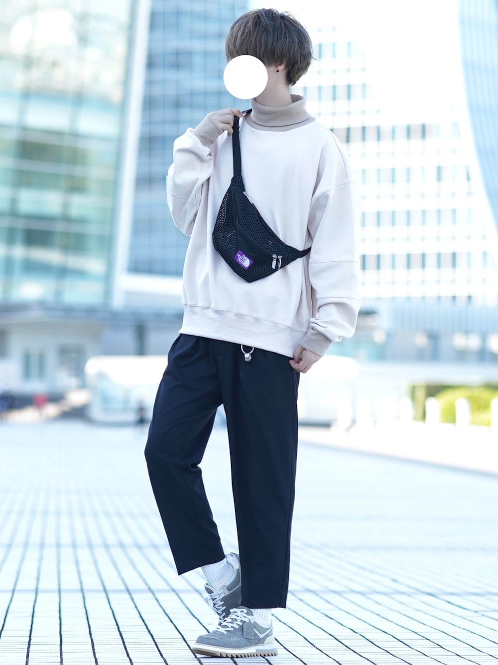 「秋のコーデ、お洒落さんとつながりたい、シンプル、タートルネック、スウェット、スラックス、スニーカー」｜「DOOPZのヘビータートルネックスウェット（スウェット、ベージュ系）」を使った、とっしーさん（メンズ・184cm）の秋コーディネートの1枚目の写真