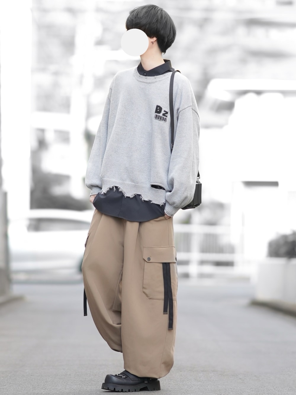 「レイヤードスタイル、ダメージニット、黒シャツ、大人コーデ、お出かけコーデ、今日のコーデ、カーゴパンツ、パラシュートカーゴパンツ、ワイドパンツ、ローファー、DOOPZ、GUコーデ、ZARA」｜「DOOPZのLogo Damage Knit - ロゴダメージニット（ニット/セーター、グレー系）」を使った、とっしーさん（メンズ・184cm）の冬コーディネートの1枚目の写真