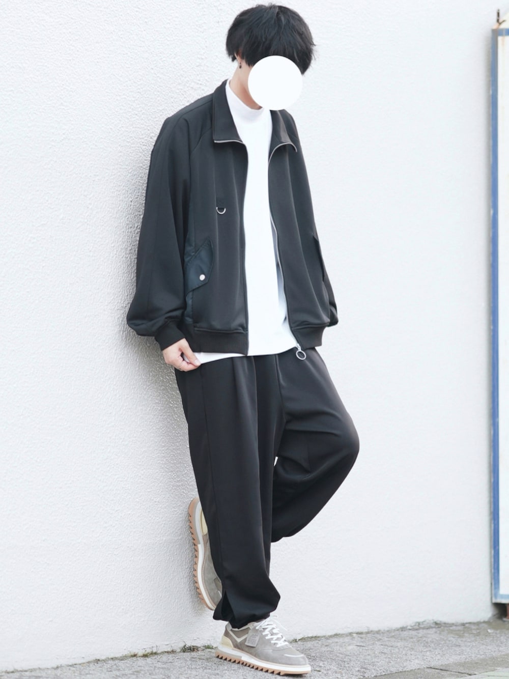 「シンプル、オーバーサイズ、ジャージ、秋服、トラックジャケット、ゆるコーデ、モックネック、カフスイージーパンツ、だから秋服が好き」｜「DOOPZのDOOPZ HIGH NECK RING ZIP TRACK JACKET/ハイネックリングジップトラックジャケット（ブルゾン、ブラック系）」を使った、とっしーさん（メンズ・184cm）の秋コーディネートの1枚目の写真
