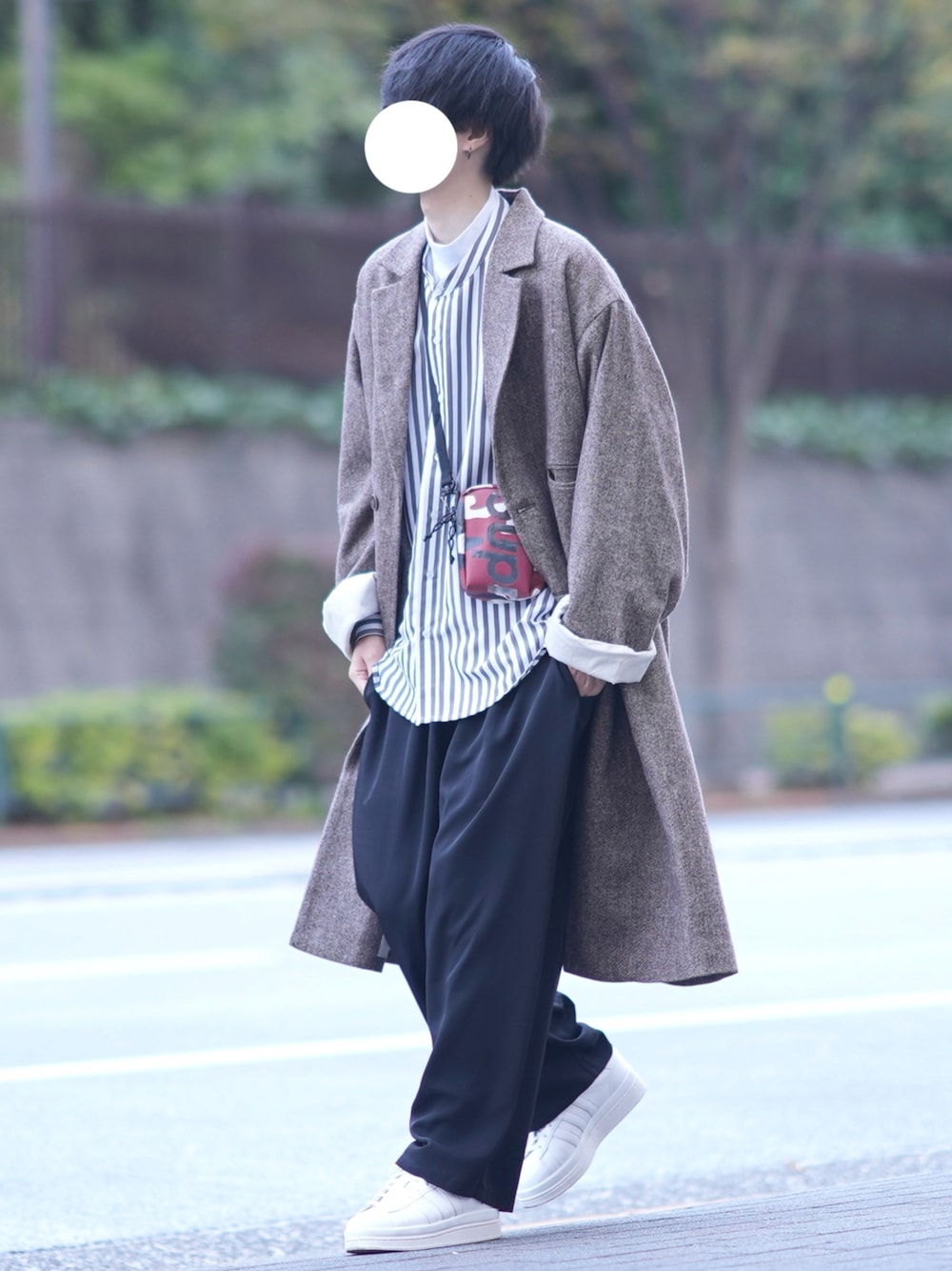 「秋のコーデ、ロングコート、デート、ワイドパンツ、白スニーカー、ストライプシャツ、シンプルコーデ、モックネック、wearhalloween2021」｜「DOOPZの10/29(金) 19:00 発売開始（チェスターコート、ベージュ系）」を使った、とっしーさん（メンズ・184cm）の秋コーディネートの1枚目の写真