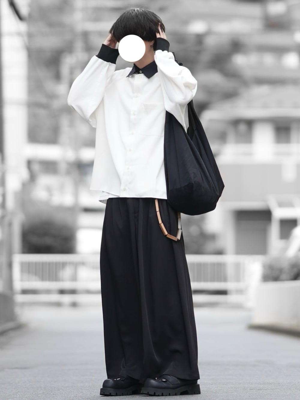 「秋服準備はじめました、クレリックシャツ、ドレープ、ゆるコーデ、シンプルコーデ、モノトーン、ワイドスラックス、ローファー、DOOPZ、GU、お出かけコーデ、オトナカジュアル、ブラックコーデ」｜「HAREのDABOルーズワイドパンツ(HARE)（スラックス、ブラック系）」を使った、とっしーさん（メンズ・184cm）の秋コーディネートの1枚目の写真