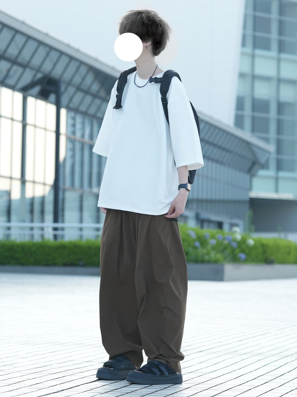 ホワイト系のTシャツ/カットソー、ブラック系のタンクトップ、ブラウン系のその他パンツを着用したメンズの夏コーディネートの1枚目の写真