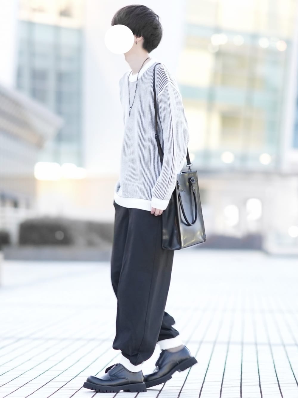 「秋冬コーデ、ファッションを楽しもう、シンプルスタイル、ニット、ゆるコーデ、DOOPZ」｜「DOOPZのCrew Neck Stripe Color Knit - クルーネックストライプカラーニット（ニット/セーター、ホワイト系）」を使った、とっしーさん（メンズ・184cm）の秋コーディネートの1枚目の写真