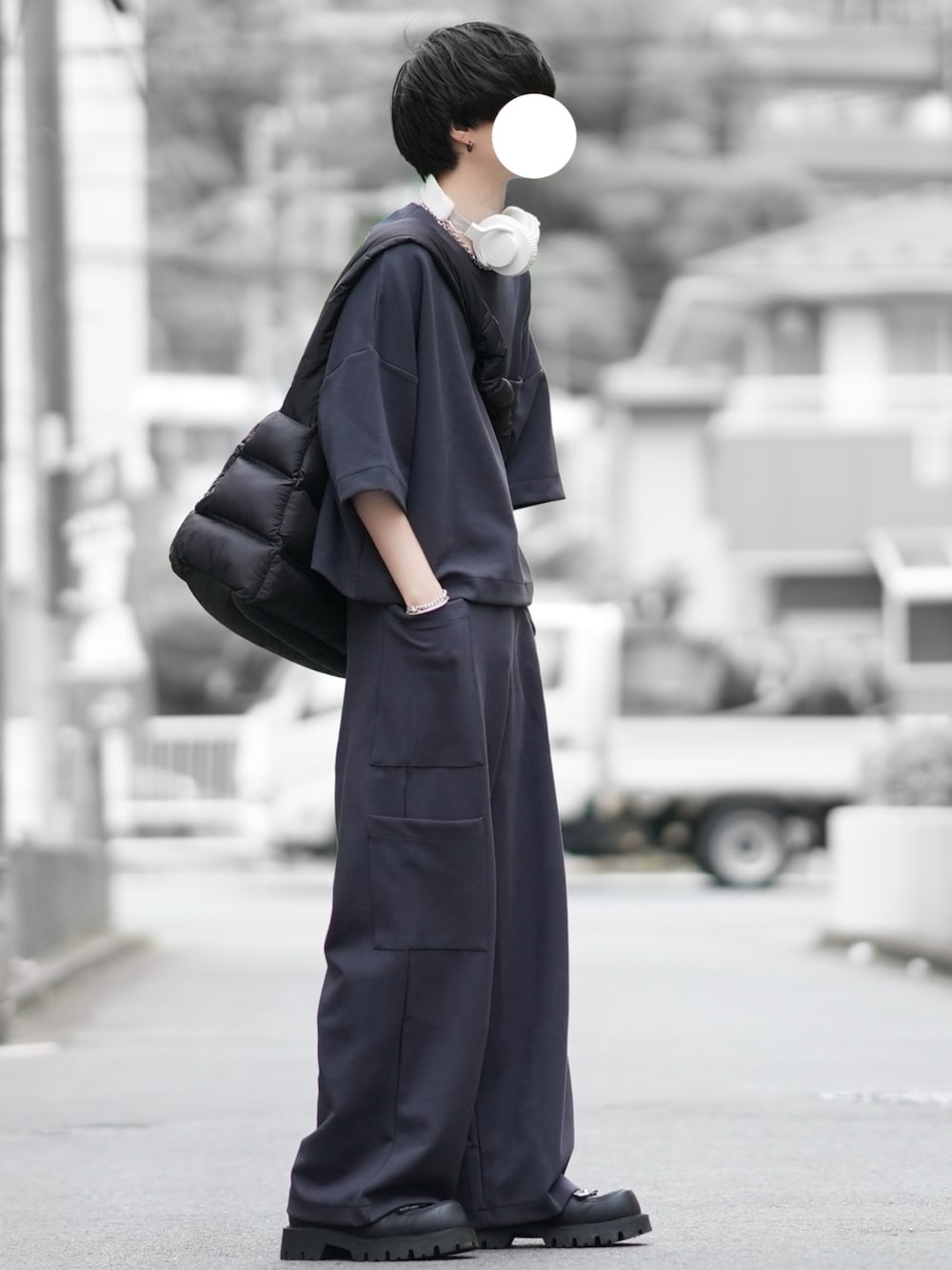 「セットアップ、夏コーデ、ZARA、カーゴパンツ、スウェットパンツ、ゆるコーデ、ビッグT、ショルダーバッグ、ブラックコーデ、ヘッドホン」｜「ZARAのアイテム（Tシャツ/カットソー、ブラック系）」を使った、とっしーさん（メンズ・184cm）の夏コーディネートの1枚目の写真