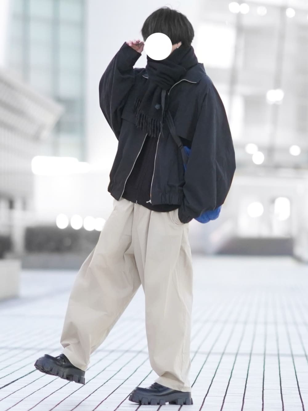 「大人カジュアル、シンプルコーデ、休日スタイル、きれいめカジュアル、ブルゾン、ドライバーズニット、チノパン、ワイドパンツ、ローファー、ゆるコーデ、マフラー」｜「my beautiful landletの【my beautiful landlet】 ZIP BLOUSON（ブルゾン、ブラック系）」を使った、とっしーさん（メンズ・184cm）の冬コーディネートの1枚目の写真
