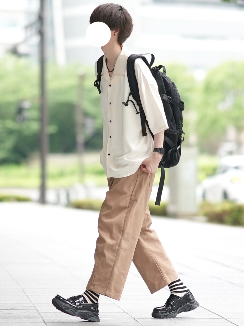 「夏コーデ、カジュアルコーデ、シャツスタイル、リラックススタイル、オープンカラーシャツ、シャツ、ベージュコーデ」｜「neez.のOversized satin shirt/オーバーサイズサテンシャツ（シャツ/ブラウス、ホワイト系）」を使った、とっしーさん（メンズ・184cm）の夏コーディネートの1枚目の写真