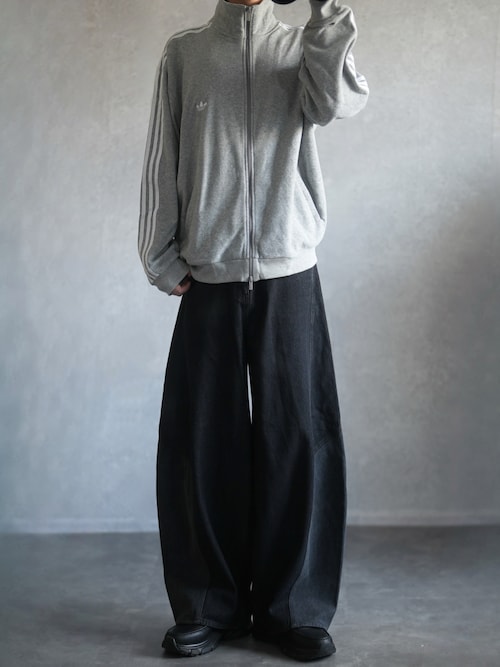 「adidas(アディダス)のブークレ トラックトップ(ジャージ) / トラックジャケット / アディダスオリジナルス adidas Originals(ジャージ)」を使った、とっしーさん(メンズ・184cm)の秋コーディネート