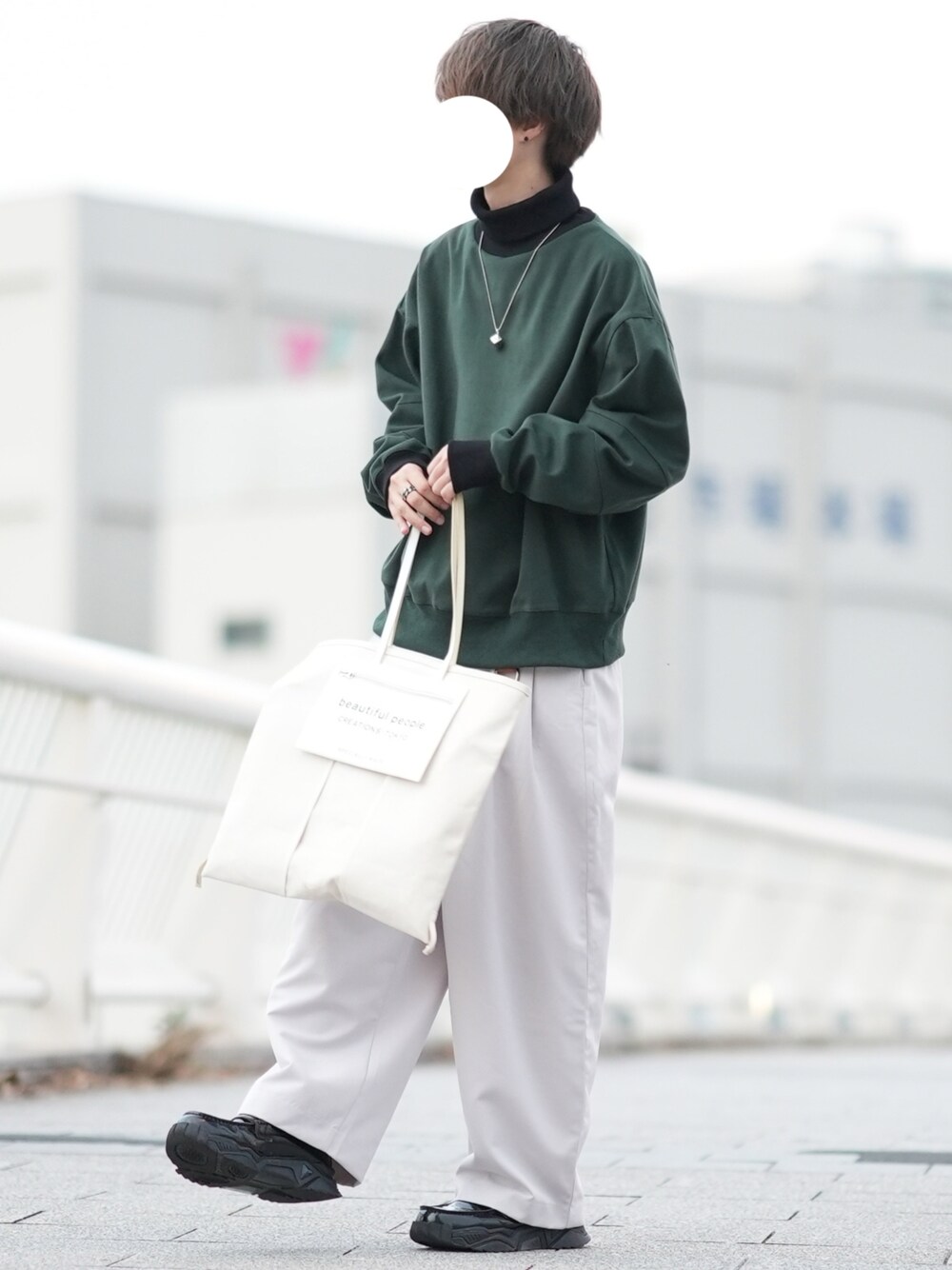 「秋ルック紹介するよ、休日スタイル、おしゃれさんと繋がりたい、オトナカジュアル、タートルネック、スウェット、秋服、白パンツ」｜「DOOPZのヘビータートルネックスウェット（スウェット、グリーン系）」を使った、とっしーさん（メンズ・184cm）の秋コーディネートの1枚目の写真