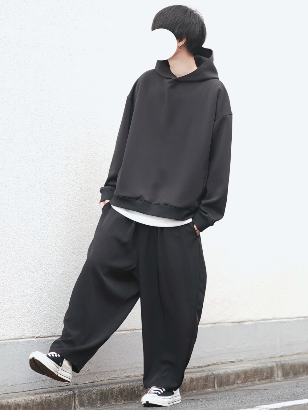 「シンプル、ブラック、パーカー、バルーンパンツ、ラフ、ゆるコーデ、今日のコーデ、秋冬コーデ」｜「neez.のsmooth drape loose hoodie-スムースドレープルーズフーディ（パーカー、ブラック系）」を使った、とっしーさん（メンズ・184cm）の秋コーディネートの1枚目の写真