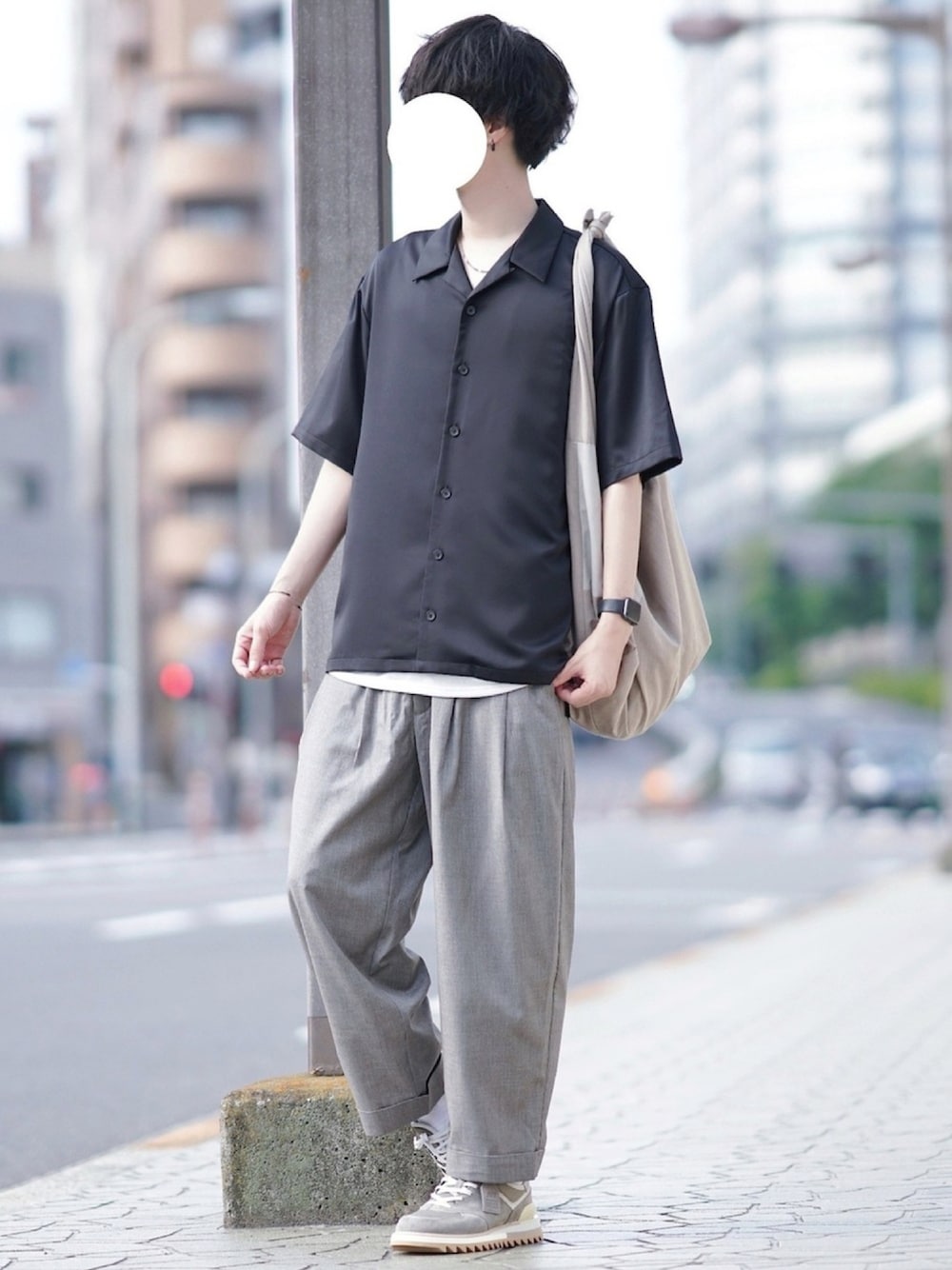 「シンプル、リラックススタイル、夏、ゆるコーデ、スニーカー」｜「DOOPZのDOOPZ Drape open collar shirt ドレープオープンカラーシャツ（シャツ/ブラウス、ブラック系）」を使った、とっしーさん（メンズ・184cm）の夏コーディネートの1枚目の写真