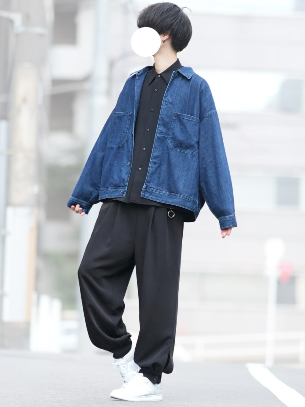 「シンプルコーデ、カジュアル、デニムジャケット、シェフジャケット、黒パンツ、カフスイージーパンツ、白スニーカー、デート」｜「GUのアイテム（デニムジャケット、ブルー系）」を使った、とっしーさん（メンズ・184cm）の秋コーディネートの1枚目の写真