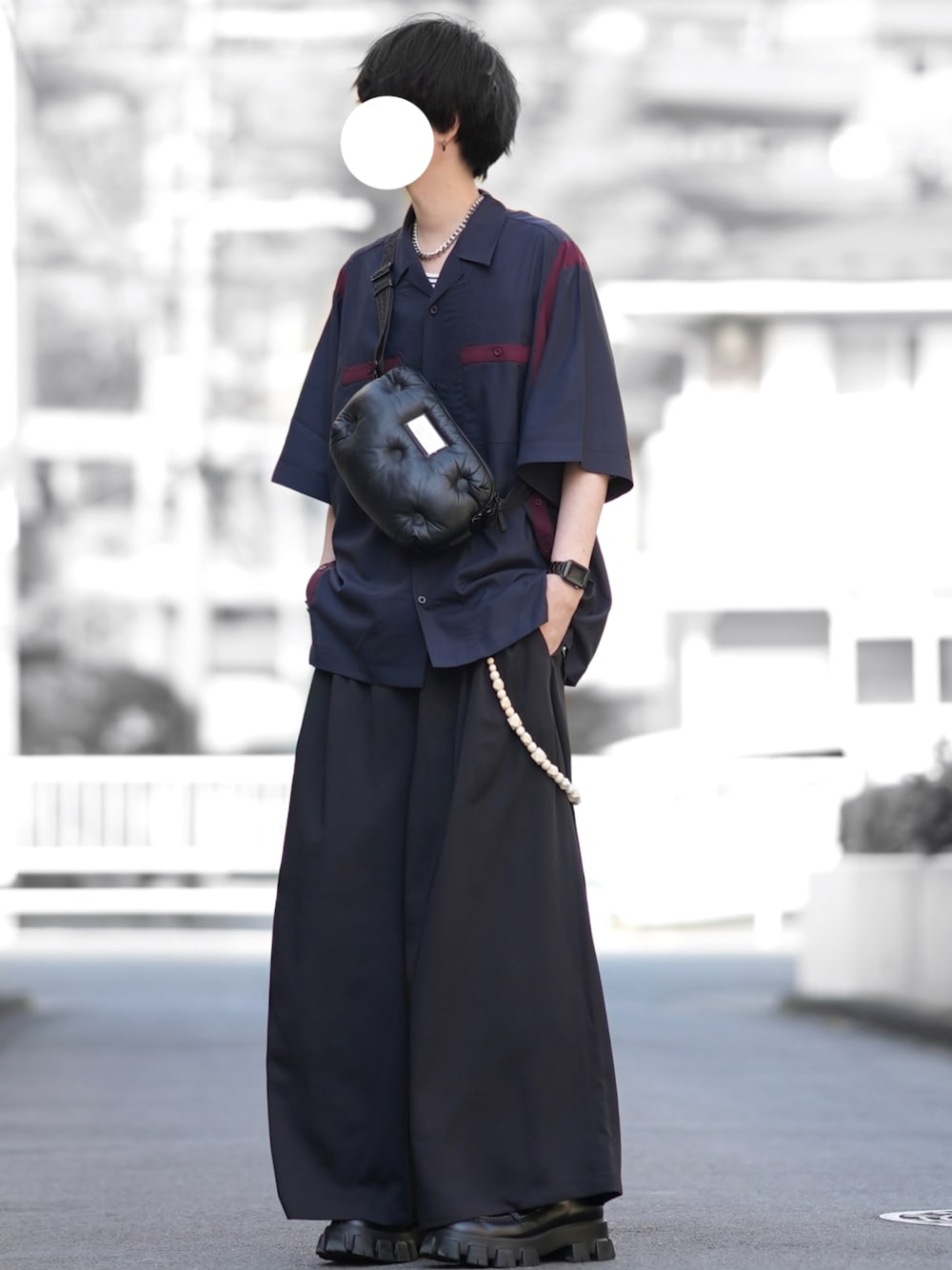 「春めき満開コーデ、春色、ワイドスラックス、モード、モードストリート、gu×rokh、rokh、GU、オトナカジュアル、メンズコーデ、シャツスタイル、夏コーデ、シンプルスタイル、キレイめカジュアル」｜「GU × rokhのアイテム（シャツ/ブラウス、ブルー系）」を使った、とっしーさん（メンズ・184cm）の春コーディネートの1枚目の写真