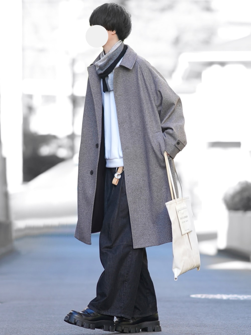 「最近のいい感じコーデ、ロングコート、冬アウター、休日コーデ、シンプルコーデ、GUコーデ、KATHARINEHAMNETTLONDON、KATHARINE HAMNETT LONDON(KATHARINE HAMNETT LONDON)、ワイドデニム、ローファー、マフラーコーデ、冬コーデ」｜「GUのアイテム（ダウンジャケット/コート、グレー系）」を使った、とっしーさん（メンズ・184cm）の秋コーディネートの1枚目の写真