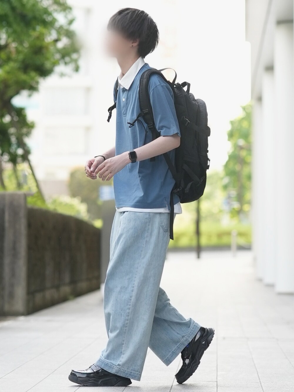 「休日スタイル、大人カジュアル、夏コーデ、ゆるコーデ、ポロシャツ、ワイドデニム、デニムパンツ、バギーパンツ、UNIQLO、ローファー」｜「UNIQLOのアイテム（ポロシャツ、ブルー系）」を使った、とっしーさん（メンズ・184cm）の春コーディネートの1枚目の写真
