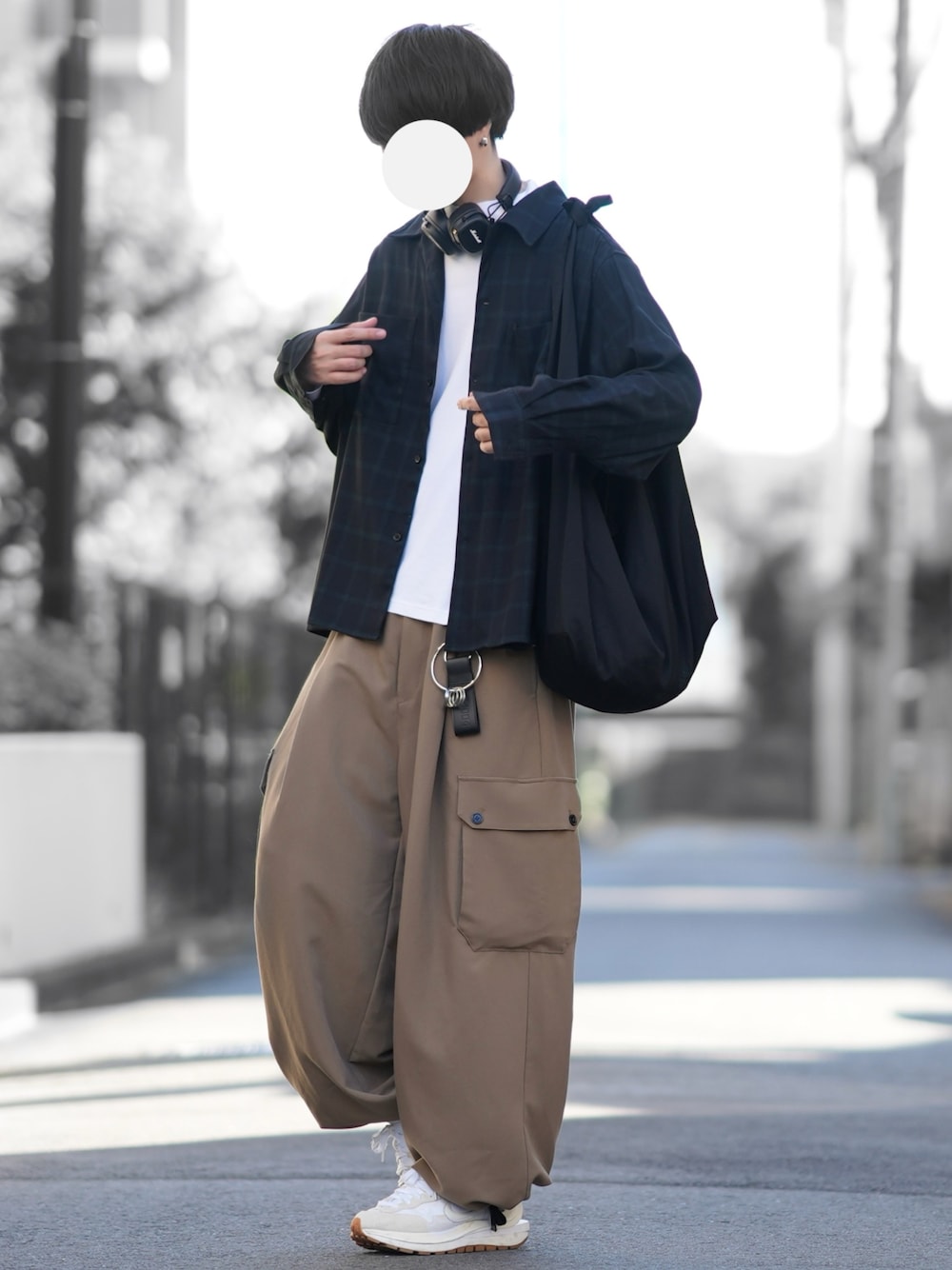 「チェック、チェックシャツ、秋コーデ、秋服、スニーカー、トレンド、パラシュートパンツ、カーゴパンツ、ゆるコーデ、GU」｜「DOOPZのOMBRE CHECK OPEN COLLAR SHIRT - オンブレチェックオープンカラーシャツ（シャツ/ブラウス、ブルー系）」を使った、とっしーさん（メンズ・184cm）の秋コーディネートの1枚目の写真