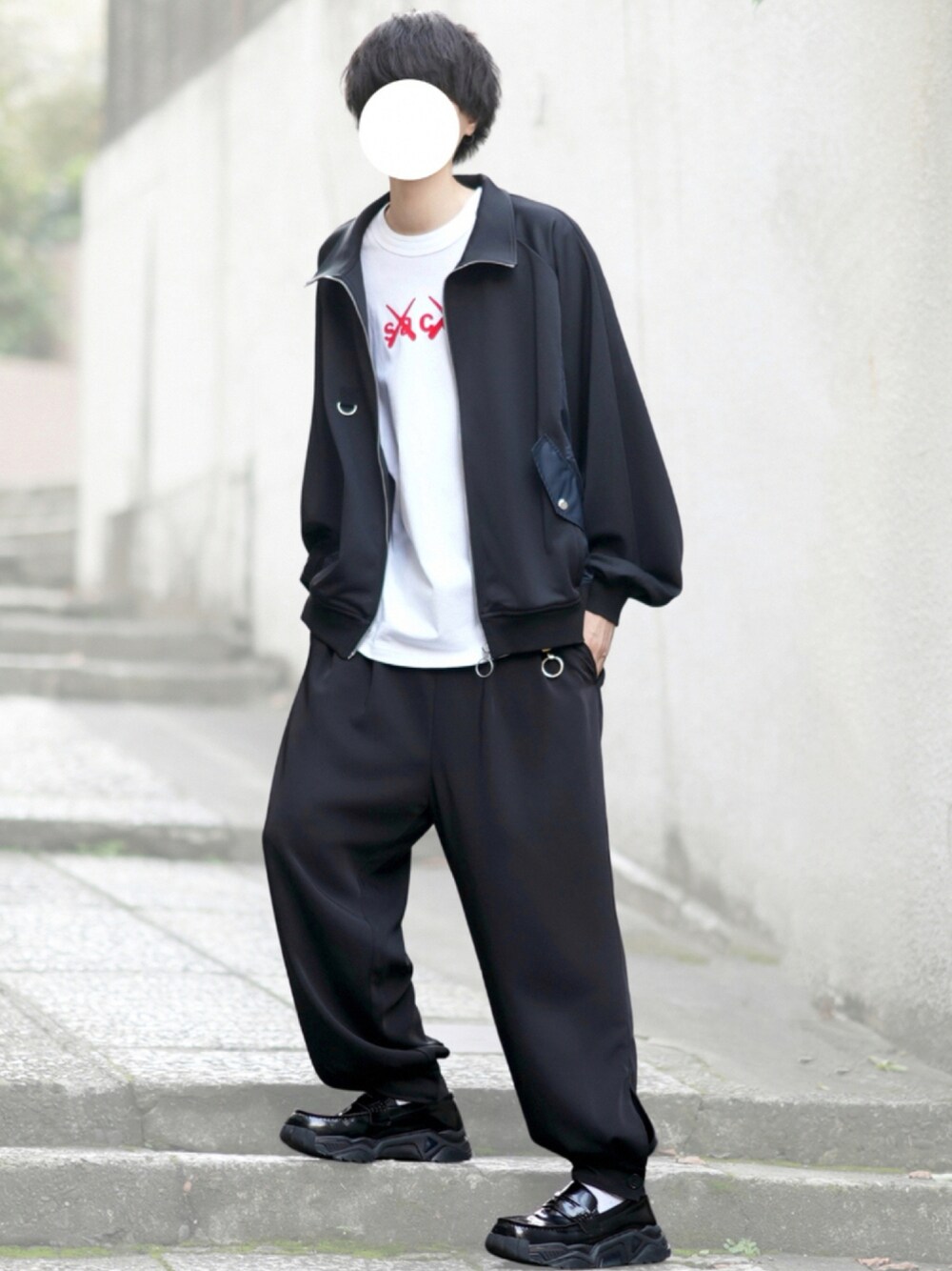 「カジュアル、ローファー、ジャージ、大人コーデ、トラックジャケット、秋コーデ、カフスイージーパンツ、KAWS×sacai」｜「DOOPZのDOOPZ HIGH NECK RING ZIP TRACK JACKET/ハイネックリングジップトラックジャケット（ブルゾン、ブラック系）」を使った、とっしーさん（メンズ・184cm）の秋コーディネートの1枚目の写真