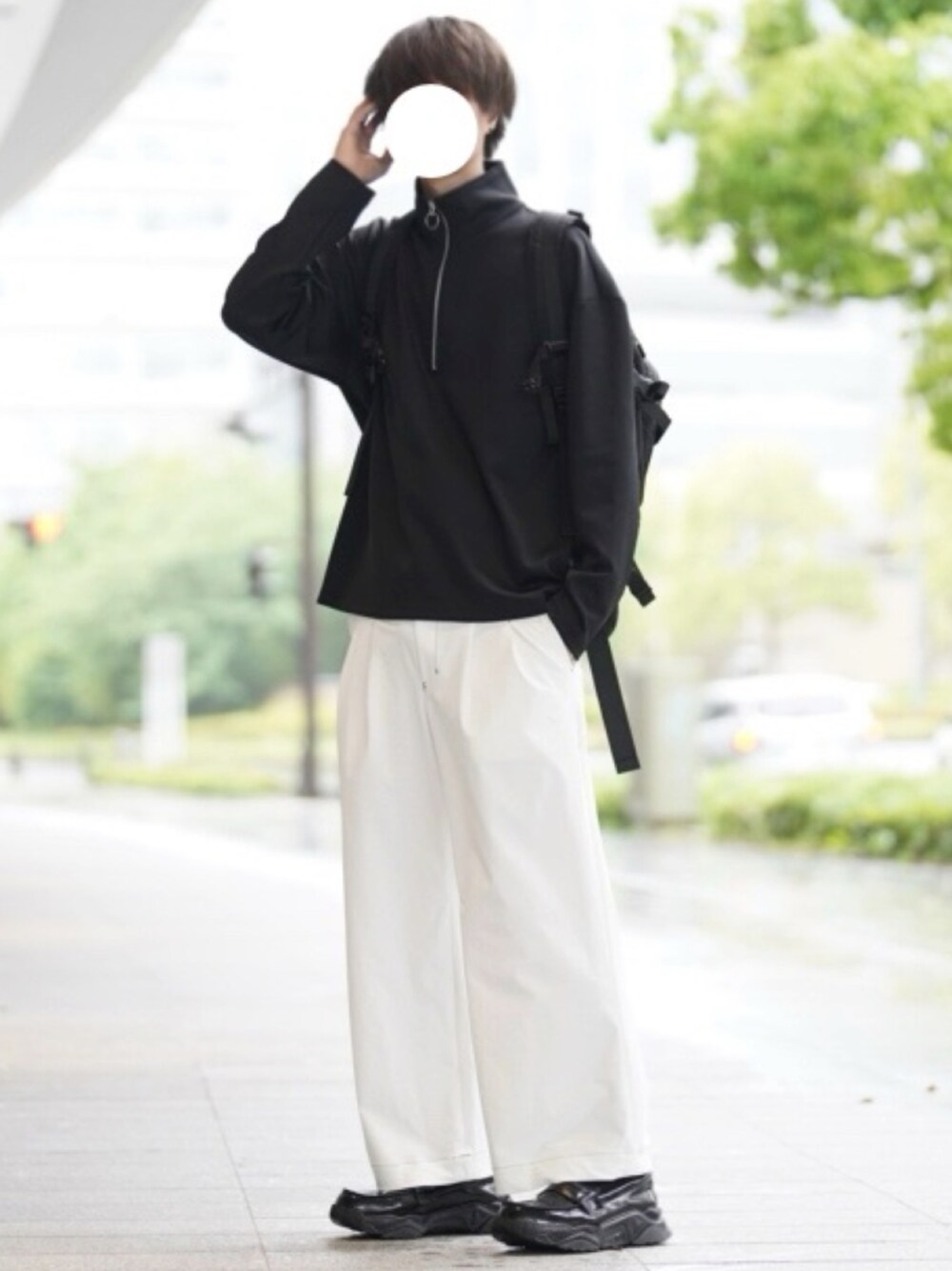 「休日スタイル、春夏コーデ、シンプルスタイル、ごきげんウィーク、ハイネックトップス、リングジップ」｜「DOOPZのRing zip high neck long T/リングジップハイネックロンT（Tシャツ/カットソー、ブラック系）」を使った、とっしーさん（メンズ・184cm）の春コーディネートの1枚目の写真