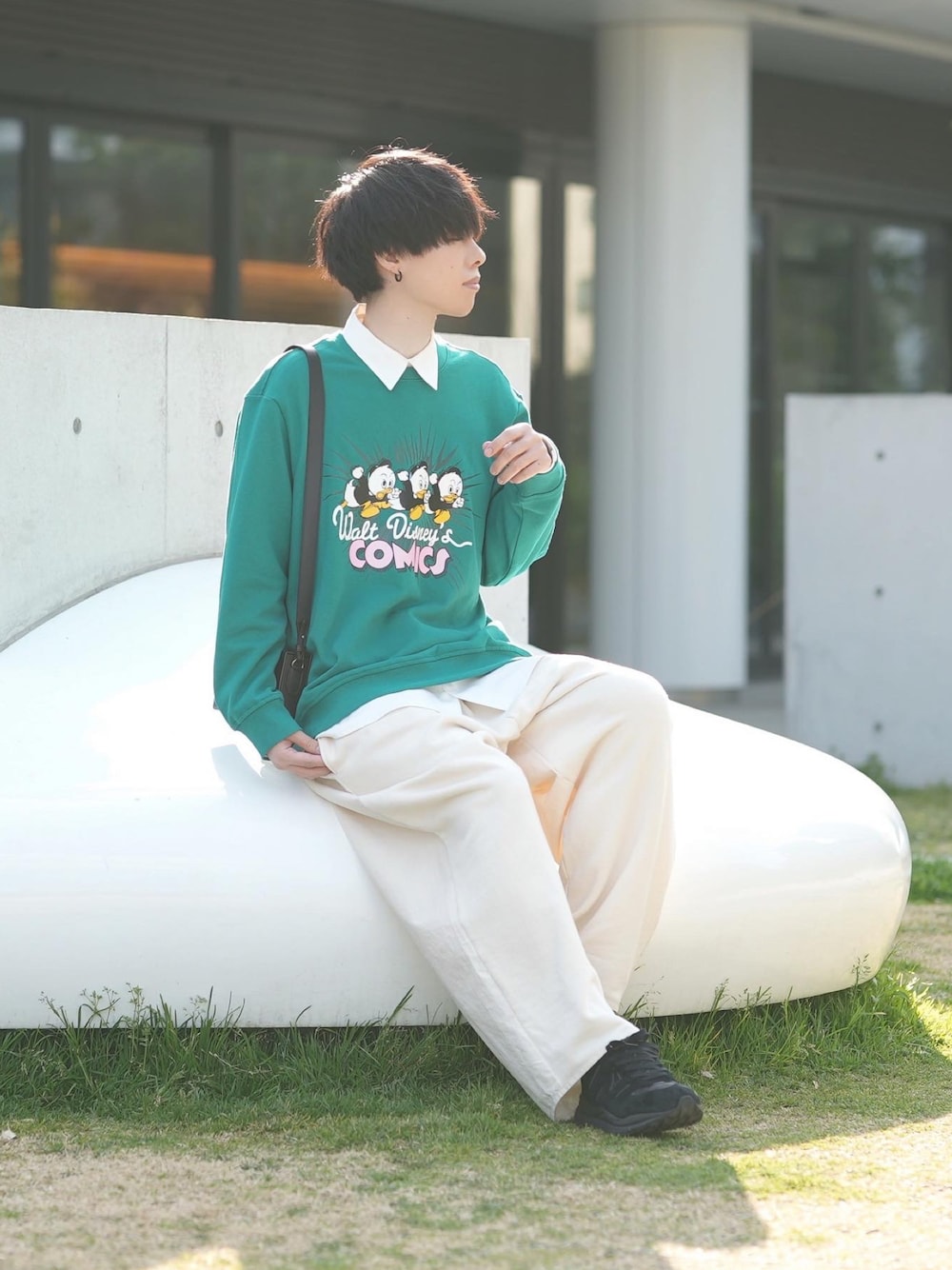「春、グリーン、スウェット、バルーンパンツ、ワイドパンツ、ゆるコーデ、きれいめカジュアル」｜「H&Mのアイテム（スウェット、グリーン系）」を使った、とっしーさん（メンズ・184cm）の春コーディネートの1枚目の写真