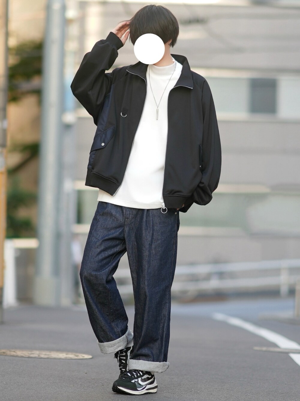 「スニーカー、シンプル、大人カジュアル、ジャージ、休日スタイル、デニムパンツ、トラックジャケット、秋コーデ、モックネック」｜「DOOPZのDOOPZ HIGH NECK RING ZIP TRACK JACKET/ハイネックリングジップトラックジャケット（ブルゾン、ブラック系）」を使った、とっしーさん（メンズ・184cm）の秋コーディネートの1枚目の写真