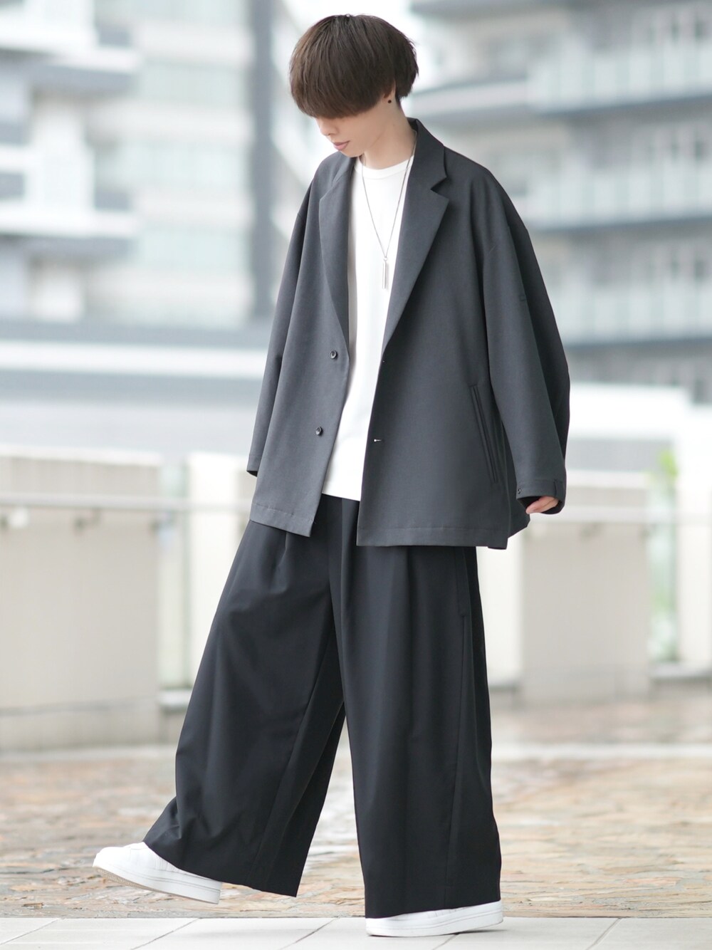 「ごきげんウィーク、シンプル、ジャケット、白Tシャツ、ワイドパンツ、ゆるコーデ、休日スタイル、スニーカー」｜「N.HOOLYWOOD COMPILEのCHESTERFIELD COAT（ナイロンジャケット、グレー系）」を使った、とっしーさん（メンズ・184cm）の春コーディネートの1枚目の写真