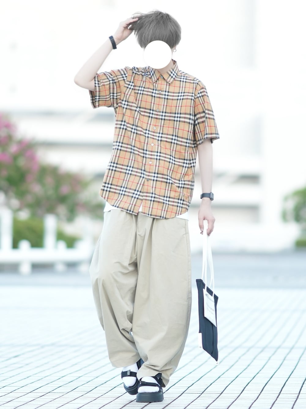 「夏ファッション、大人カジュアル、バーバリー、burberry、チェックシャツ、ベージュパンツ、サンダル、トートバッグ、ゆるコーデ」｜「BURBERRYのアイテム（シャツ/ブラウス、ベージュ系）」を使った、とっしーさん（メンズ・184cm）の夏コーディネートの1枚目の写真