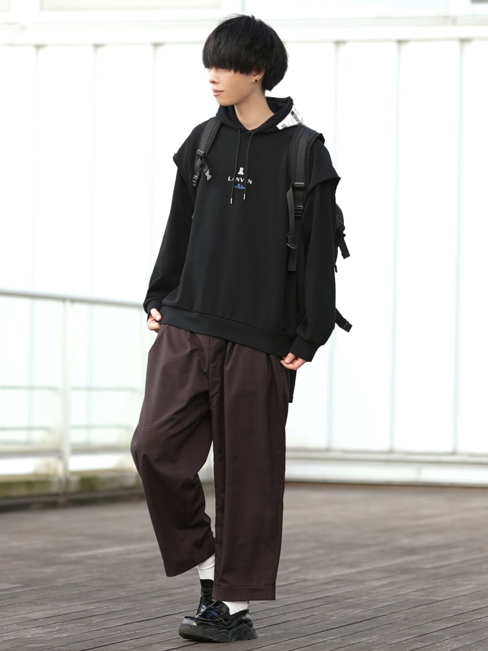 「休日スタイル、大人カジュアル、春、レイヤードスタイル、パーカー、チェックパンツ」｜「LANVIN en BleuのWEARISTA とっしープロデュース “DOOPZ×LANVIN en Bleu”コラボパーカー（パーカー、ブラック系）」を使った、とっしーさん（メンズ・184cm）の春コーディネートの1枚目の写真