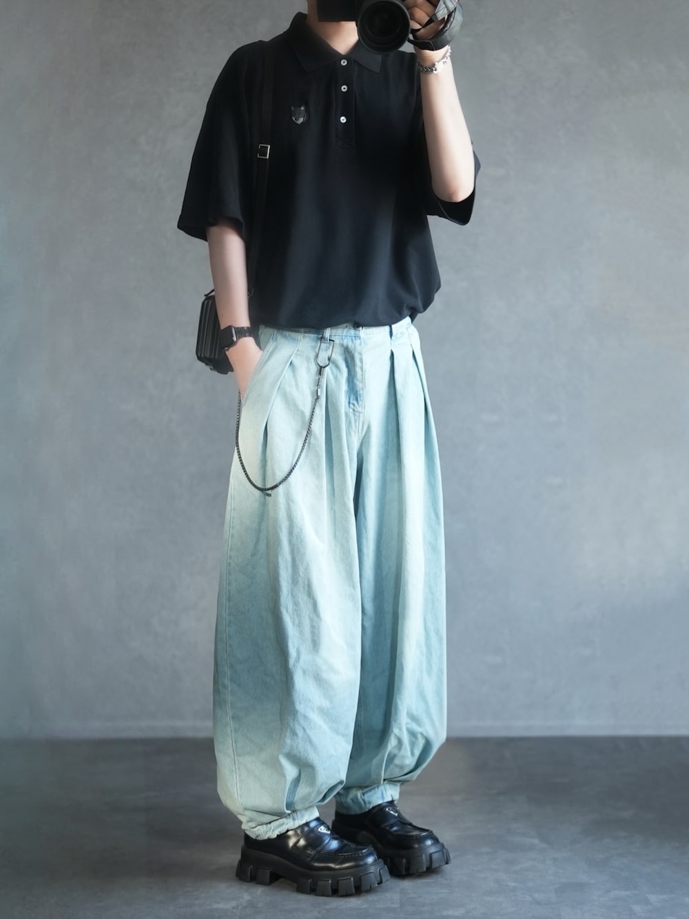 「ポロシャツ、デニム、バルーンデニム、ローファー、タックイン、カジュアル、シンプルコーデ、夏コーデ、GU、ZARA、MAISON KITSUNE、DOOPZ、ゆるコーデ」｜「Maison KitsuneのBOLD FOX HEAD PATCH OVERSIZE POLO（ポロシャツ、ブラック系）」を使った、とっしーさん（メンズ・184cm）の夏コーディネートの1枚目の写真