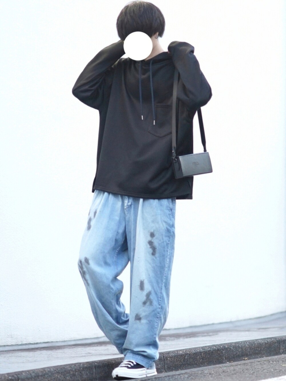 「デニム、カジュアル、シンプル、パーカー、オーバーサイズ、スニーカーコーデ、ペイント、秋コーデ」｜「my beautiful landletの【my beautiful landlet】 paint denim tuck wide pants / used (blue)（デニムパンツ、ブルー系）」を使った、とっしーさん（メンズ・184cm）の秋コーディネートの1枚目の写真