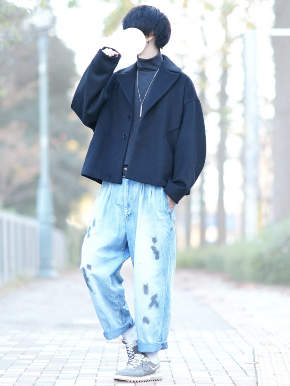 「シンプル、タートルネック、スニーカーコーデ、ウールジャケット、デニムパンツ、きれいめカジュアル、ゆるコーデ、ペイントデニム、秋冬コーデ」｜「DOOPZのWool panel jacket（その他アウター、ブラック系）」を使った、とっしーさん（メンズ・184cm）の冬コーディネートの1枚目の写真