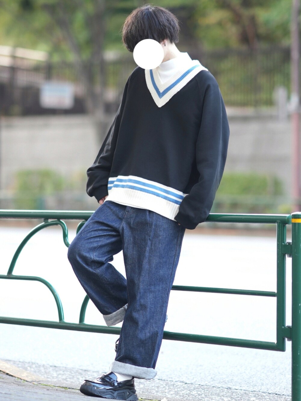 「スウェット、デニム、ローファー、大人カジュアル、ロールアップ、秋服、チルデンニット、モックネック」｜「UNIQLO Uのアイテム（Tシャツ/カットソー、グレー系）」を使った、とっしーさん（メンズ・184cm）の秋コーディネートの1枚目の写真