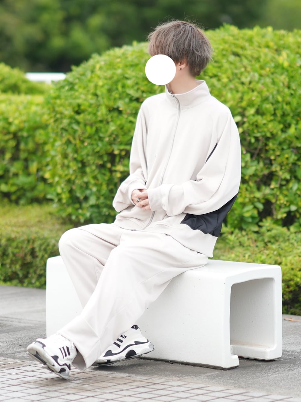 「大人カジュアル、秋コーデ、トラックジャケット、トラックパンツ、ゆるコーデ、セットアップ、ジャージ、休日スタイル、シンプル」｜「DOOPZのDOOPZ HIGH NECK RING ZIP TRACK JACKET/ハイネックリングジップトラックジャケット（ブルゾン、ベージュ系）」を使った、とっしーさん（メンズ・184cm）の秋コーディネートの1枚目の写真