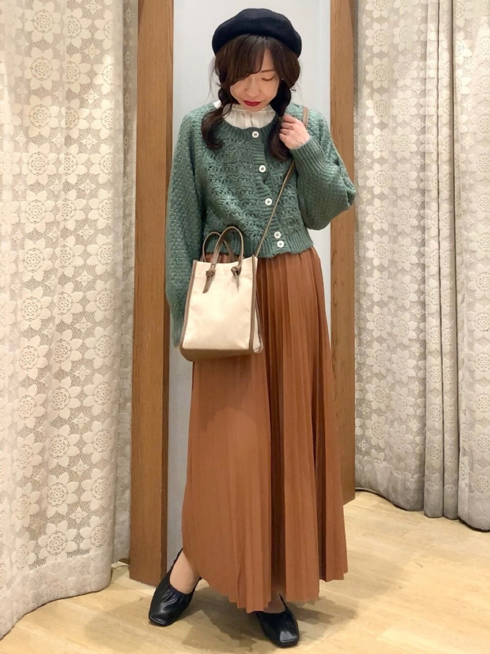 「earth music&ecology、オトナ女子、カーディガン、だから秋服が好き、レザースカート、ガーリー、大人ガーリー、秋のコーデ、秋カラー、コックリカラー」｜「earth music&ecologyのふんわりクルーネックニットカーディガン ＊（カーディガン/ボレロ、グリーン系）」を使った、yuuuboooさん（レディース・158cm）の秋コーディネートの1枚目の写真