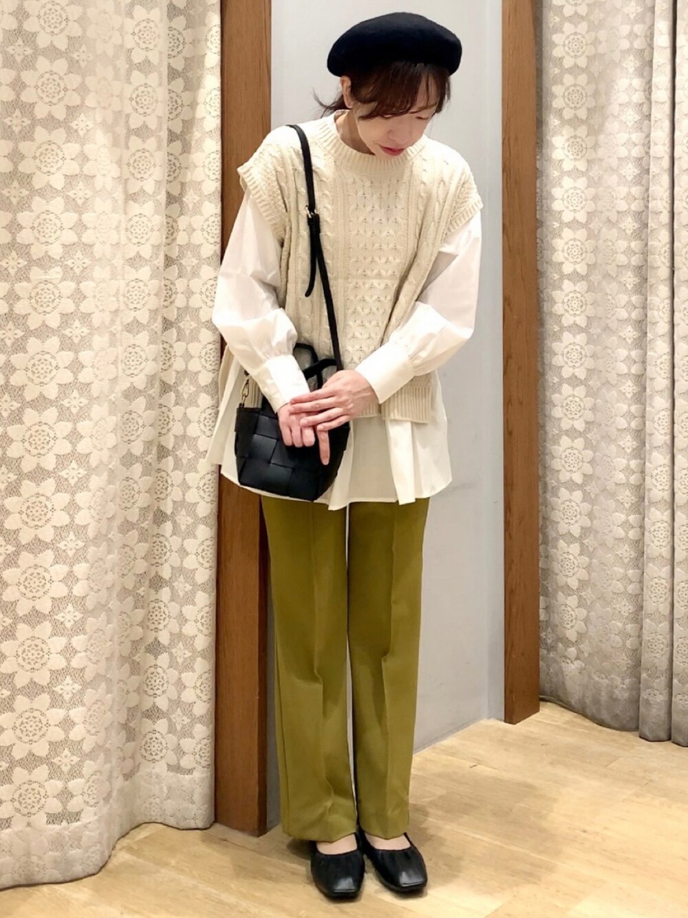 「earth music&ecology、おしゃれさんと繋がりたい、秋のコーデ、秋服、オトナカジュアル、プチプラ、ベスト、シャツスタイル、レイヤードスタイル、ピスタチオ、パンツスタイル、ベレー帽」｜「earth music&ecologyのSET2点 ケーブルベスト+ブラウス　＊（シャツ/ブラウス、ホワイト系）」を使った、yuuuboooさん（レディース・158cm）の秋コーディネートの1枚目の写真