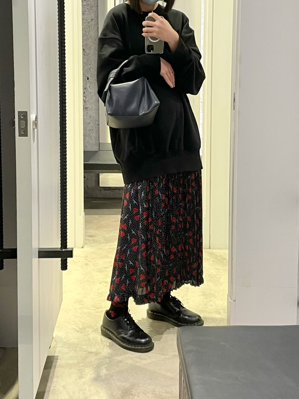 「ootd、fashion、STYLE、Designer、GU、gu×undercover、UNDER COVER、undercover、Dr.Martens、floral、Floral print、CHARLES＆KEITH、freckleseoul、Jumper」｜「GU x Undercoverのアイテム（スカート、グリーン系）」を使った、Ethel C. さん（レディース・165cm）の春コーディネートの1枚目の写真
