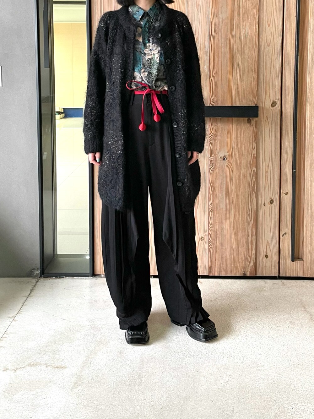 「ootd、fashion、STYLE、Designer、loafer、floral、Floral print、shirts、shushu/tong、CHARINYEH、pleats、knit、knitwear、vintage、穿搭」｜「CHARINYEHのアイテム（スラックス、ブラック系）」を使った、Ethel C. さん（レディース・165cm）の冬コーディネートの1枚目の写真