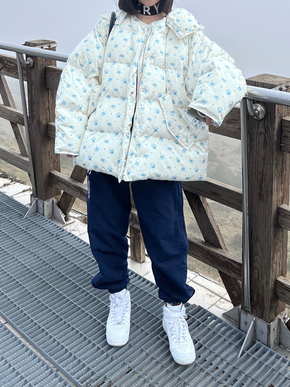 「ootd、STYLE、fashion、Designer、pufferjacket、Canterbury of New Zealand、NIKE、AIR FORCE 1、sports、CHARINYEH、cry、C R Y」｜「no brandのアイテム（ダウンジャケット/コート、ホワイト系）」を使った、Ethel C. さん（レディース・165cm）の冬コーディネートの1枚目の写真