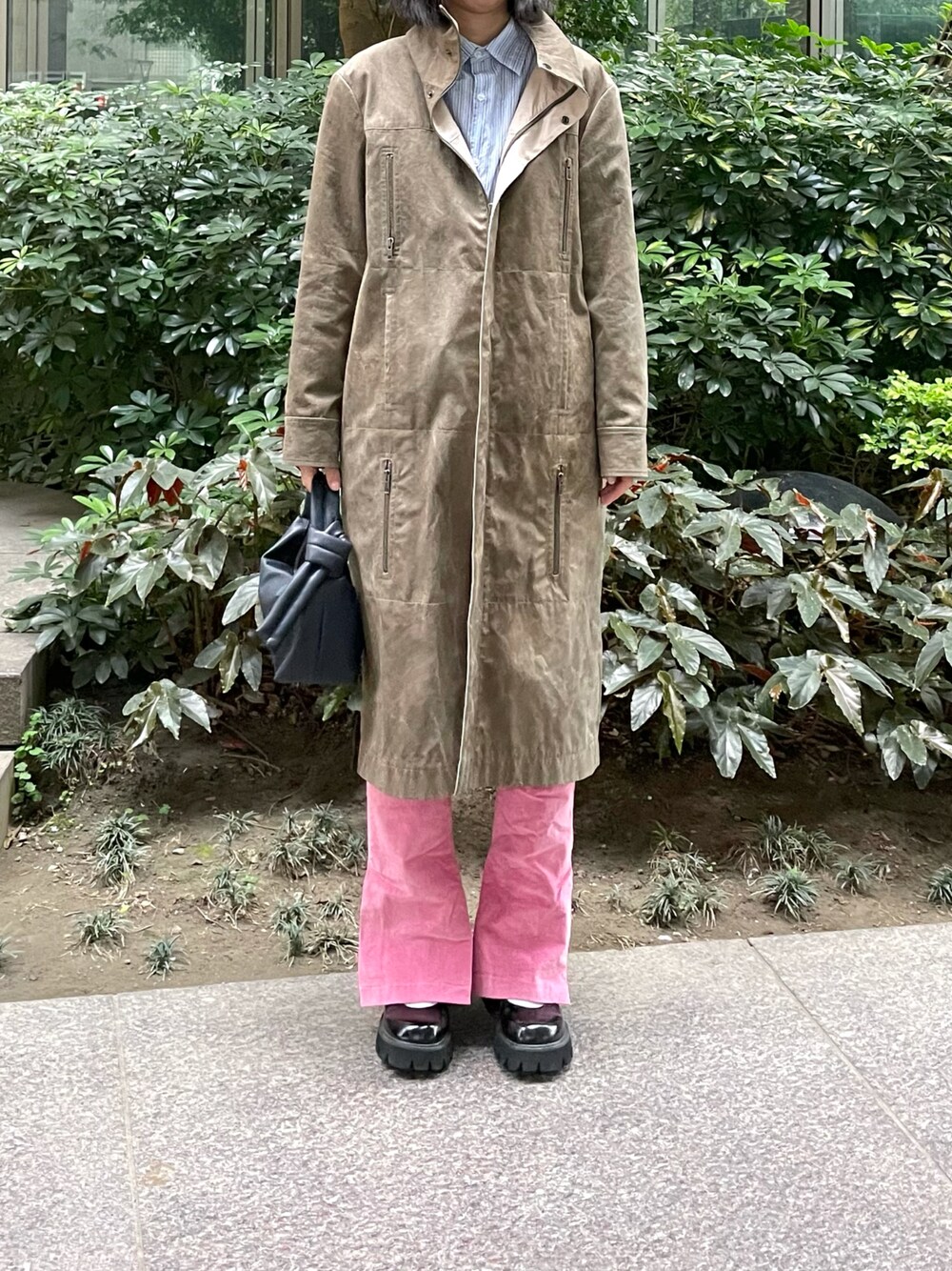 「ootd、fashion、STYLE、shushu/tong、loafer、loafers、pink、coat、CHARINYEH、shirts、stripe、stripes」｜「CHARINYEHのアイテム（チェスターコート、ベージュ系）」を使った、Ethel C. さん（レディース・165cm）の春コーディネートの1枚目の写真