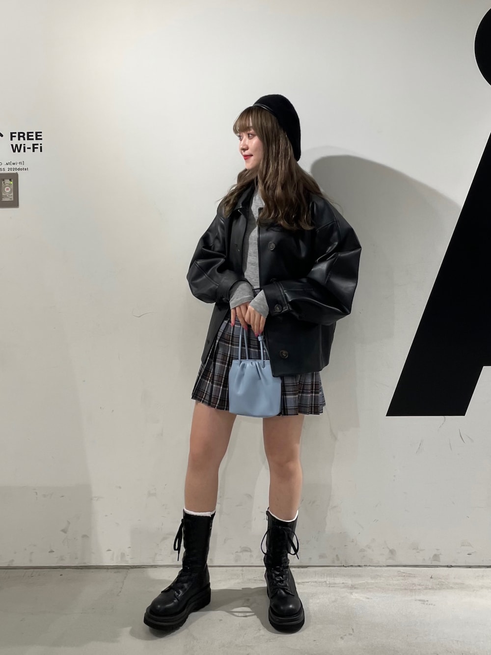 「未来のWEARISTAプロジェクト、冬コーデ、低身長コーデ、ショートブーツ、韓国ファッション、ALAND、チェックスカート、レザージャケット、ベレー帽、ハイネック」｜「ALANDのMOHAN／クロップドフェイクレザージャケット（ジャケット/アウター、ブラック系）」を使った、Emiriさん（レディース・153cm）の冬コーディネートの1枚目の写真