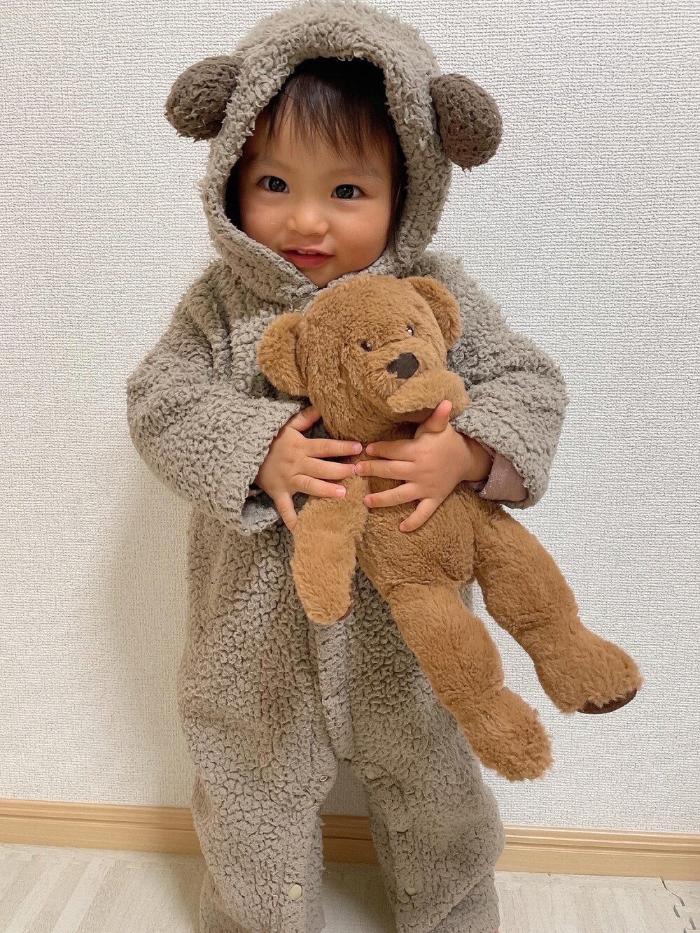 「くまさん、ルームウェア、くまさんコーデ、パジャマ、冬コーデ、もこもこ」｜「3coinsのアイテム（オールインワン・サロペット、ベージュ系）」を使った、ゆじゅさん（キッズ・80cm）の秋コーディネートの1枚目の写真