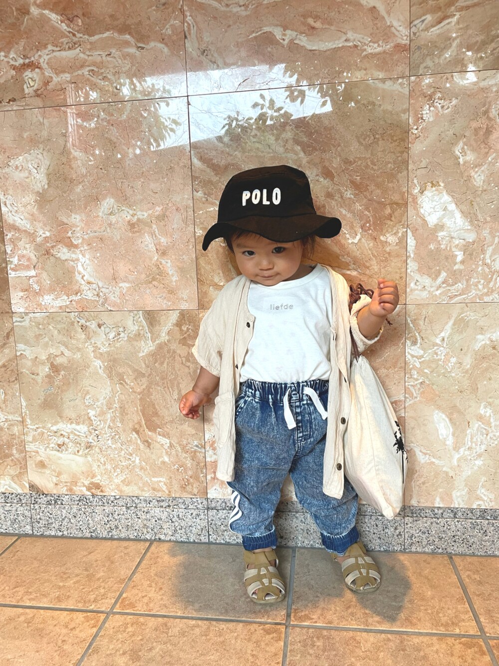 「カジュアルコーデ、キッズファッション、夏コーデ、おんなのこコーデ、メンズライク、ジャガードパンツ、アウトドアスタイル、ジャケット、オトナカジュアル、1歳、サンダル、デニム、女の子、80cm、プチプラ」｜「POLOのアイテム（ハット、ブラック系）」を使った、ゆじゅさん（キッズ・80cm）の夏コーディネートの1枚目の写真