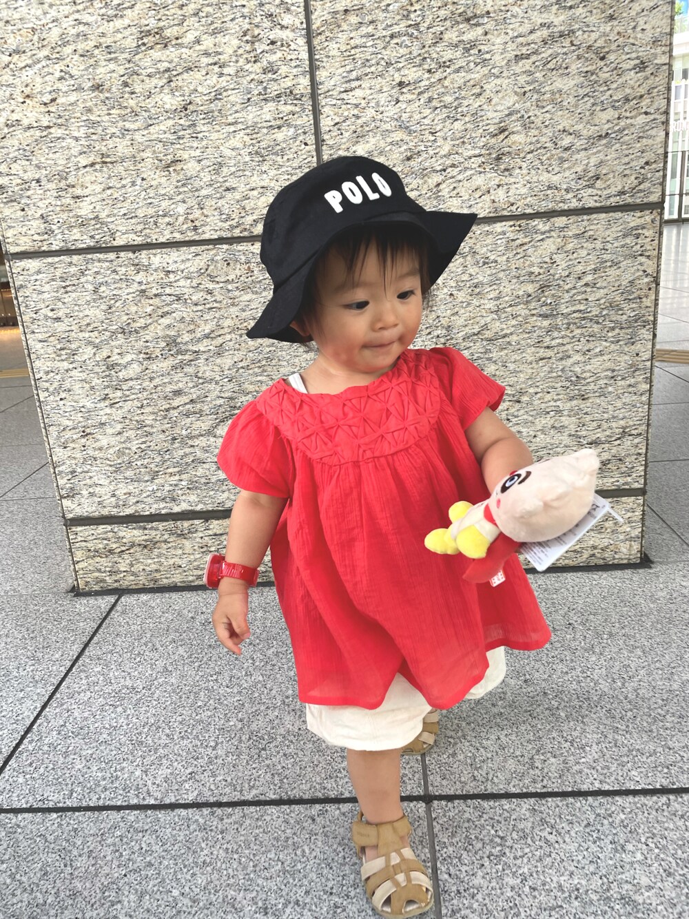 「バースデイ、プチプラ、こどもコーデ、おんなのこ、赤」｜「Birthdayのアイテム（ハット、ブラック系）」を使った、ゆじゅさん（キッズ・80cm）の夏コーディネートの1枚目の写真