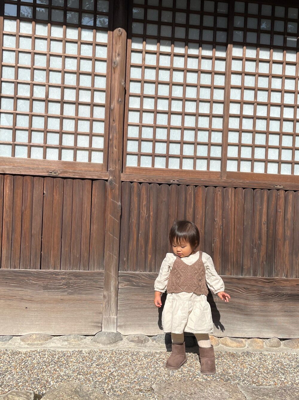 「ブーツ、キッズコーデ、女の子、秋コーデ、おしゃれさんと繋がりたい、秋冬コーデ、ムートンブーツ、淡色コーデ」｜「petit mainのアイテム（トップス、ベージュ系）」を使った、ゆじゅさん（キッズ・80cm）の秋コーディネートの1枚目の写真
