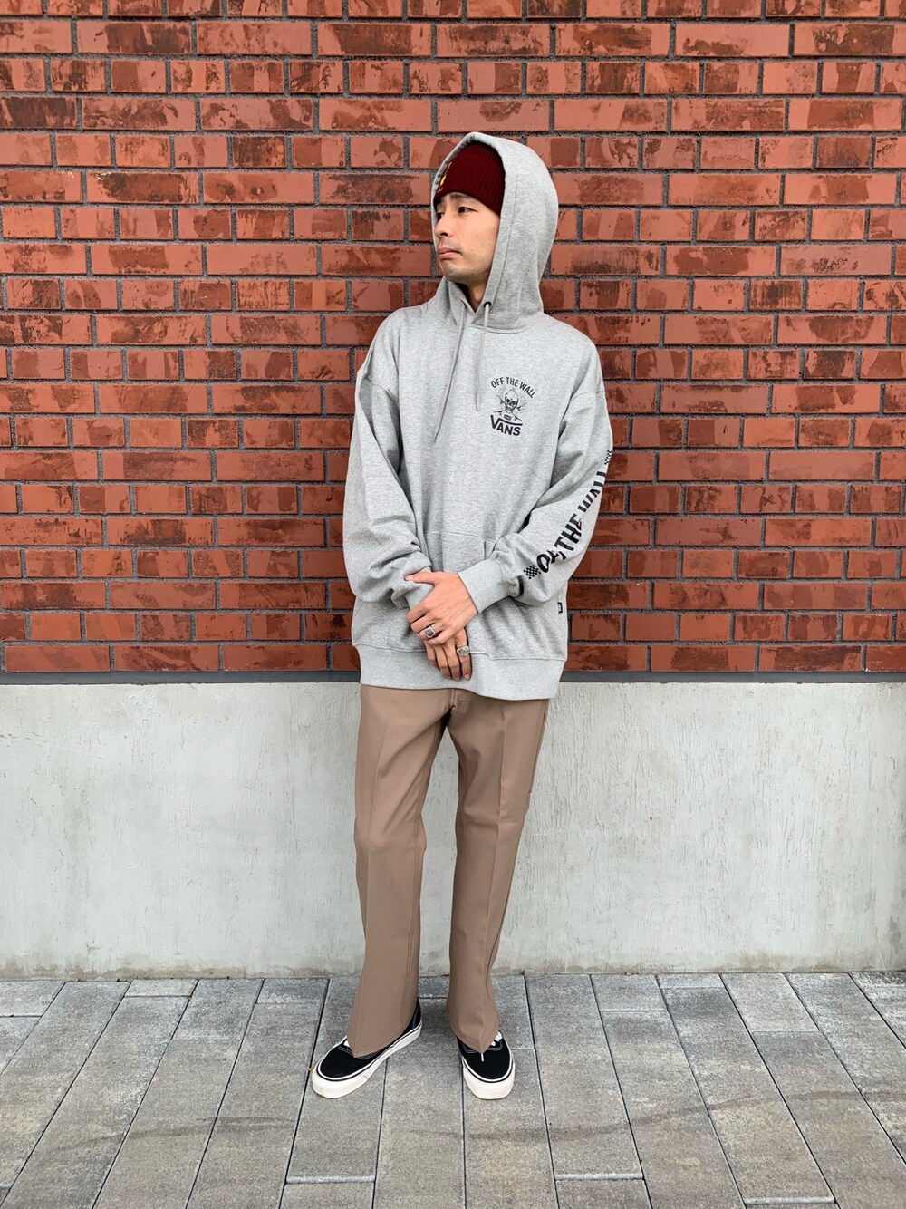 「ストリート」｜「VANSのVANS/バンズ ルーズシルエット バックプリントパーカー 121K1031200（パーカー、グレー系）」を使った、鈴木　義人さん（メンズ・174cm）の秋コーディネートの1枚目の写真